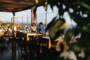 Um drone a entregar bebidas no mar